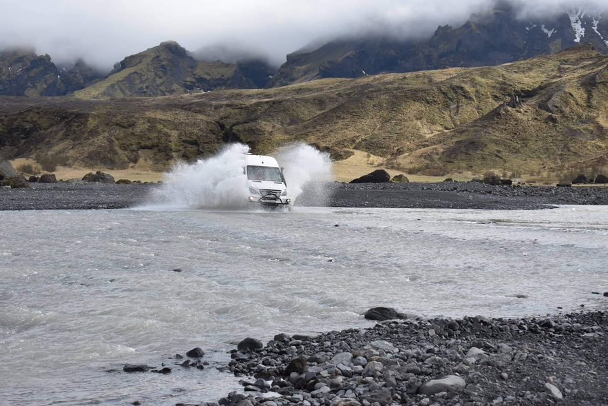 Das Wasser spritzt diesmal ganz schön in die Höhe beim Überqueren des Flusses mit dem Superjeep. 