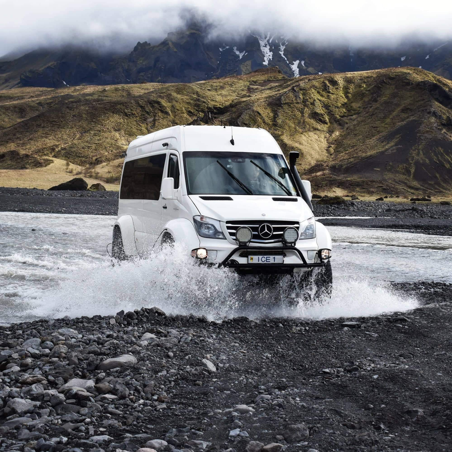 Superjeep beim Überqueren eines Flusses in Thorsmörk.