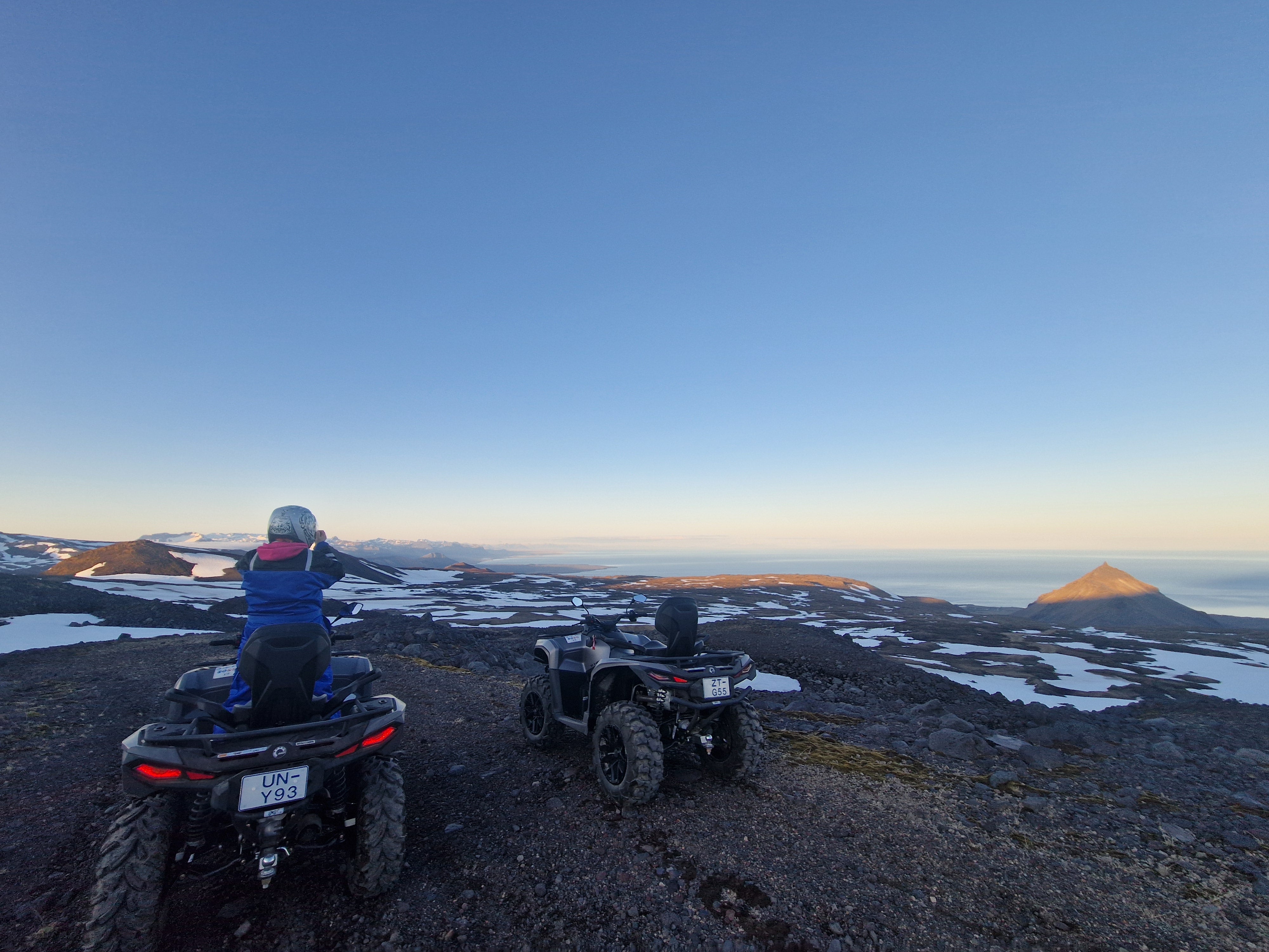 Twee ATV's tijdens een tocht over de Snaefellsjokull-gletsjer.