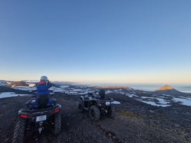 Zwei ATVs auf einer Tour über den Snaefellsjökull-Gletscher.