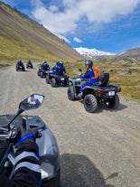 Eine Gruppe von Leuten, die mit ATVs auf einer Tour zum Gletscher Snaefellsjökull unterwegs sind.