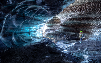 I colori meravigliosi dell'interno di una grotta di ghiaccio