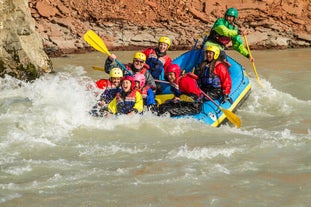 A group enjoy an exciting rafting tour in Iceland.