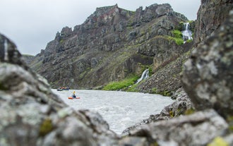 Una balsa atravesando un río en el Norte de Islandia.