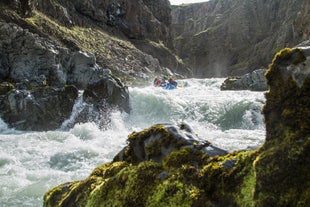 Emocionante Rafting de 6 Horas en Aguas Bravas en el Norte de Islandia
