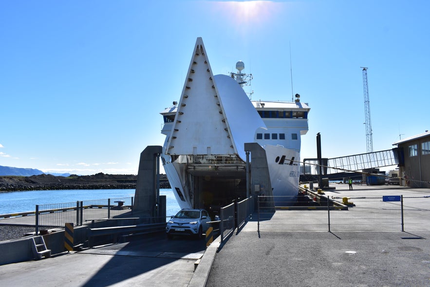 Andere Passagiere verlassen die Fähre im Süden Islands. 