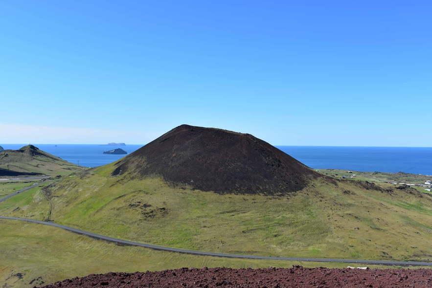 Helgafell Vulkan auf Vestmannaeyjar gegenüber von Eldfell Vulkan.