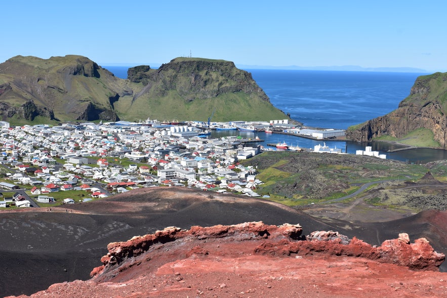 Blick auf die Stadt von Eldfell Vulkan.