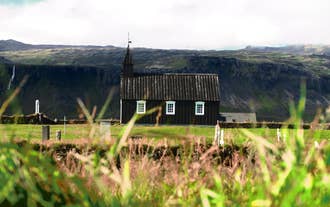 De indrukwekkende kerk van Búðir