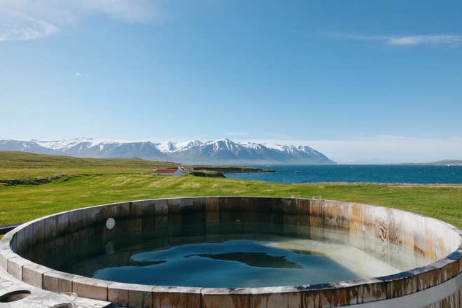La vue sur le Bjorbodin Beer Spa, dans le nord de l'Islande, est spectaculaire par une journée d'été ensoleillée.