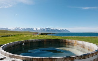 Utsikten ved Bjorbodin Ølspa på Nord-Island er spektakulær på en solfylt sommerdag.