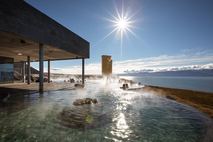 Les bains de mer GeoSea, contrairement à la plupart des autres piscines chaudes d’Islande, sont composés d’eau de mer.