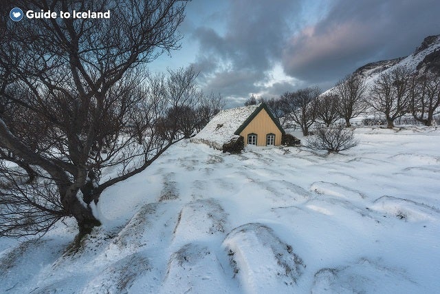 Torvkyrkan Hofskirkja på östra Island under vinterns snötäcke.