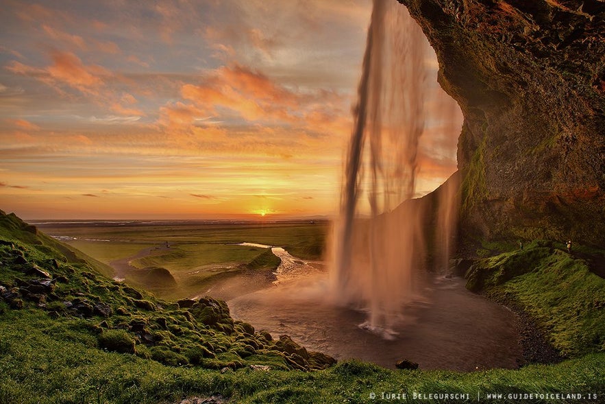 冰岛南岸的塞里雅兰瀑布（Seljalandsfoss）的水帘后面有一个凹进去的山洞，可绕过水帘走到瀑布后面