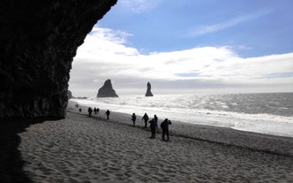 Visite de 8 heures dans le Sud de l'Islande avec Cascades, Plages de Sable noir, Vik & Dyrholaey dans une Mercedes Benz de Luxe