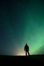 Un participante del tour se maravilla ante la aurora boreal