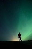 En turdeltager forundrer sig over nordlyset