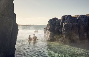 Le Sky Lagoon est une piscine géothermique magique en Islande près de Reykjavik