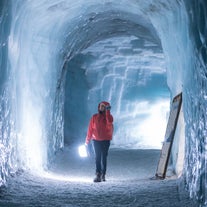 Le tunnel de glace comporte des couloirs et des chambres semblables à ceux d'une église.