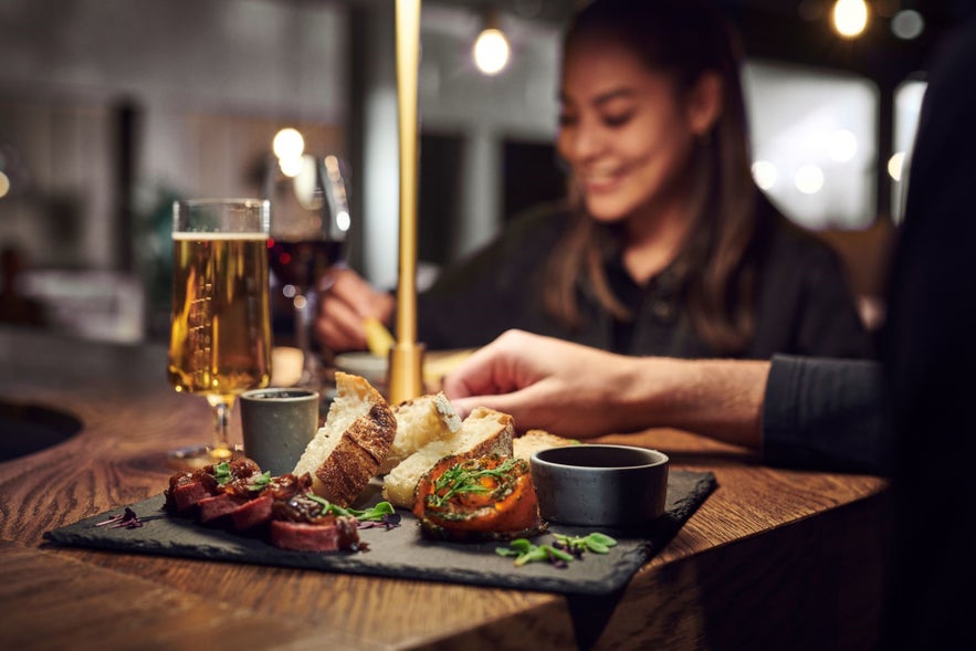 Disfruta de una deliciosa comida tras un baño en Sky Lagoon