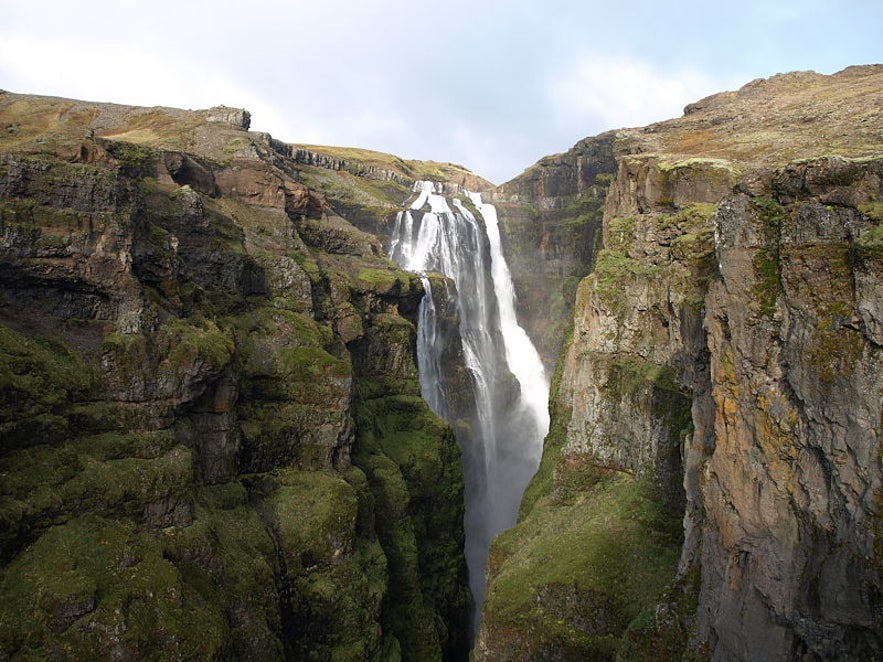 Cascade de Glymur en Islande, photo de Jabbi via Wikimedia Commons