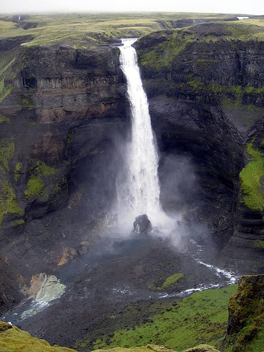 Háifoss est la deuxième cascade la plus haute d'Islande, de Chris 73 via Wikimedia Commons