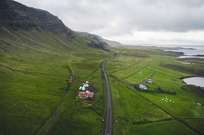 Vuori sekä rannikkoreitti Itä-Islannissa.