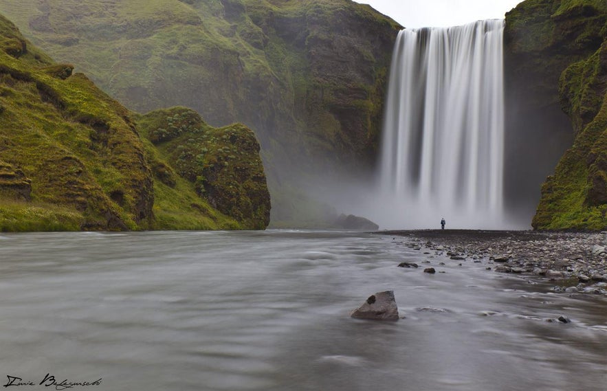 Cascade Skógafoss dans le Sud de l'Islande, par Iurie