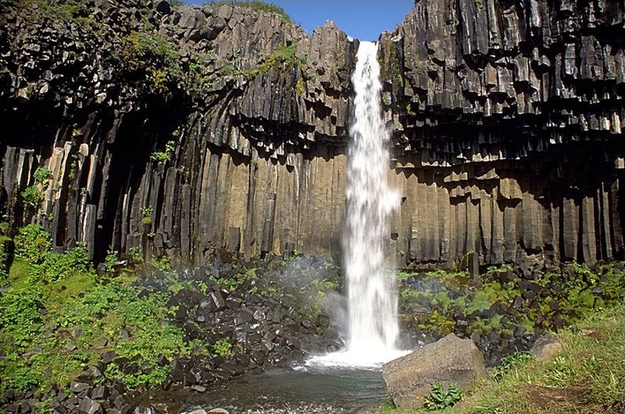 Vattenfallet Svartifoss i Skaftafell