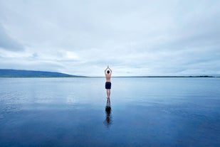 En person som svømmer på Fontana Spa.