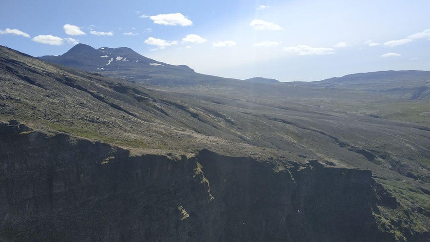 El sendero por el que vinimos, al otro lado del cañón