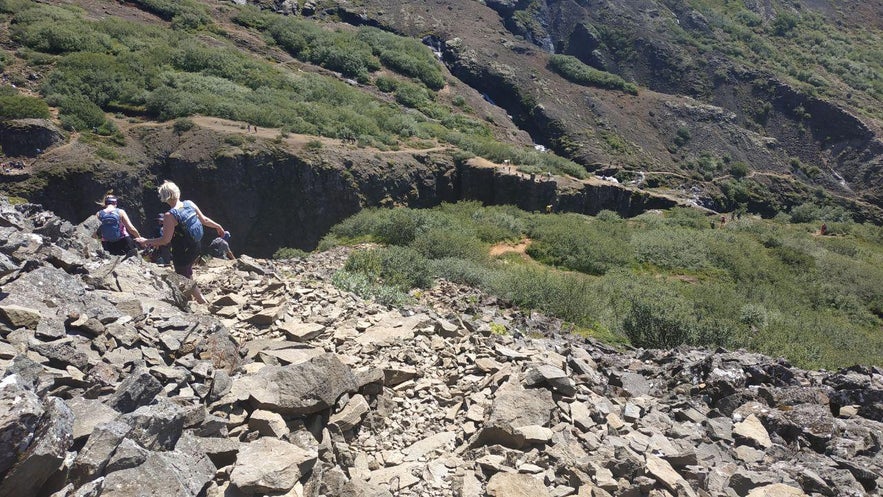 Descenso por el camino de rocas