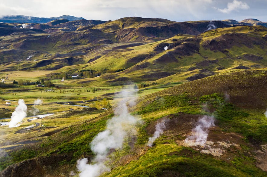 地热小镇地热能源丰富，后面就是Reykjadalur峡谷