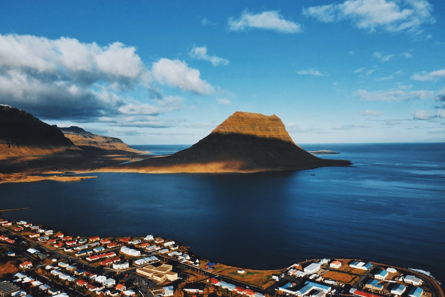 冰島教會山腳下的格倫達菲厄澤Grundarfjörður小鎮