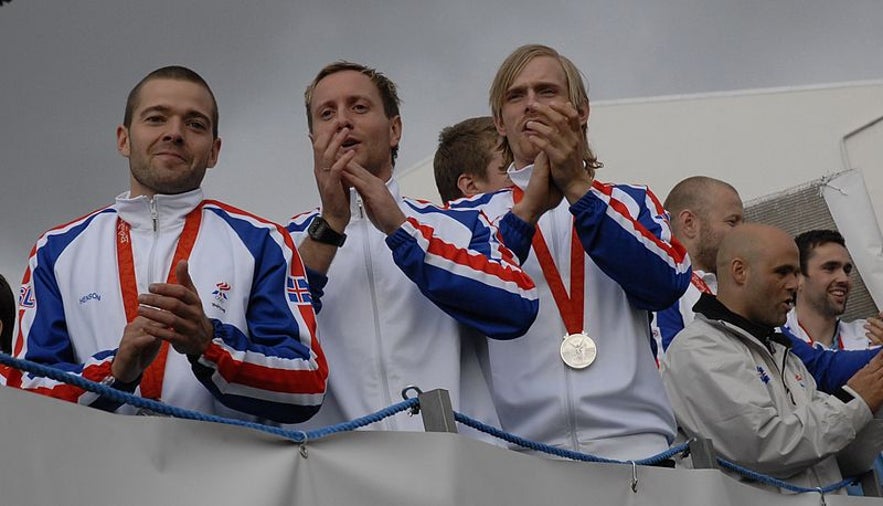 The Icelandic handball team with their Olympic silver medals