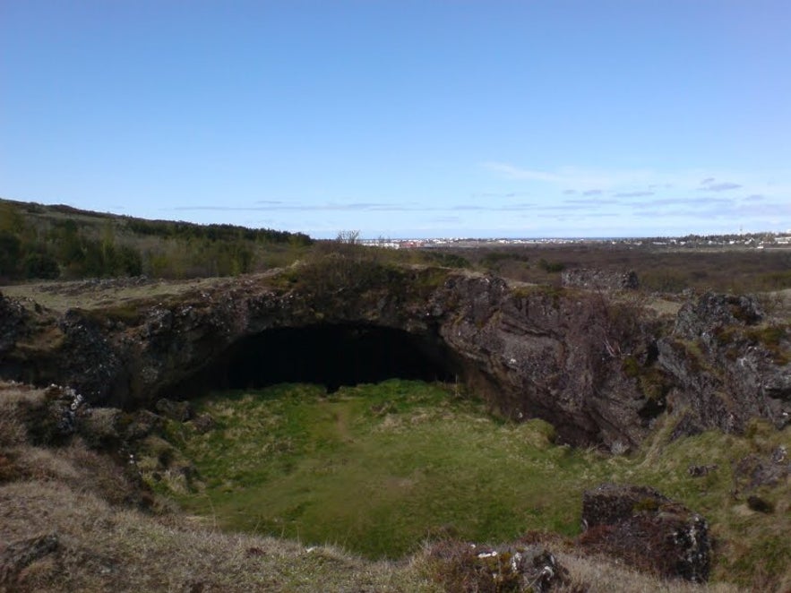 Grotte de Maríuhellar par Clavious Rork via Wikimedia commons