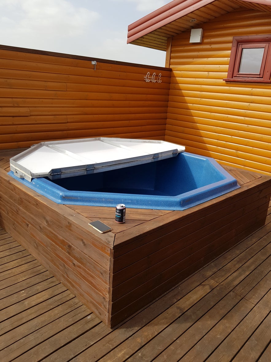 Hotpot im Sommerhaus auf Island.