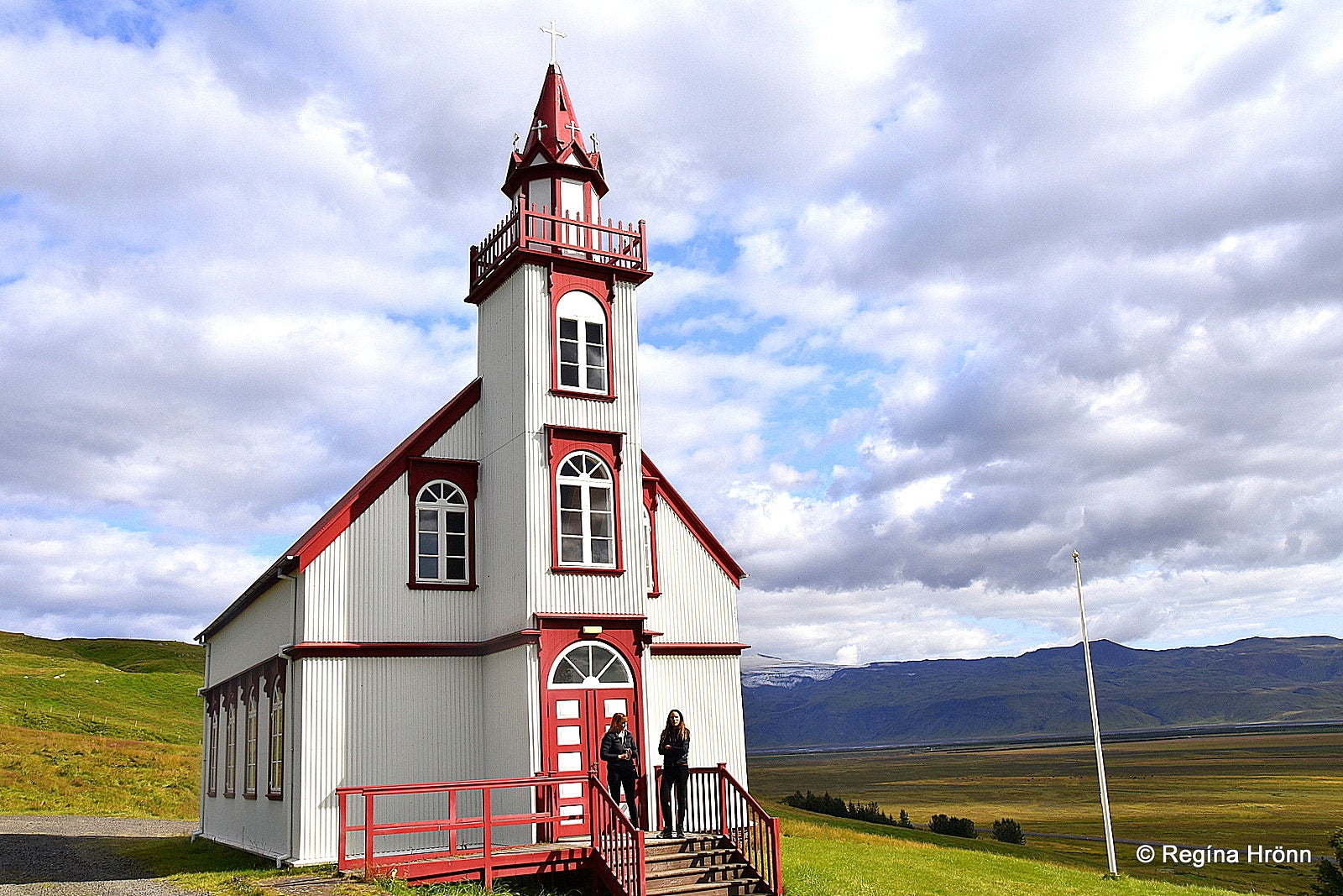 The beautiful Fljótshlíð in South-Iceland - Gluggafoss and Gunnar at Hlíðarendi