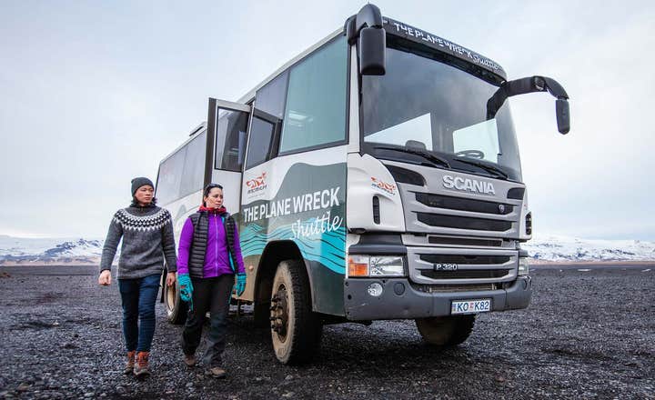 Shuttlebussen er udstyret til at håndtere det stenede terræn.