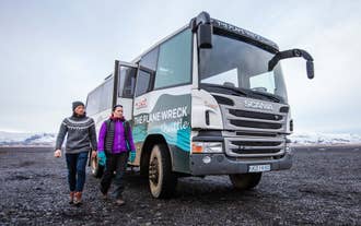 Shuttlebussen er udstyret til at håndtere det stenede terræn.