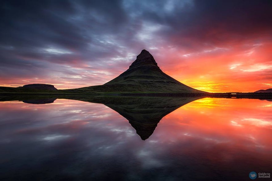 Kirkjufell, w zachodniej Islandii, o zachodzie słońca.