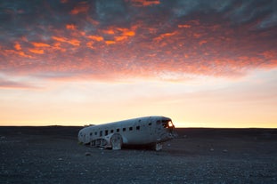 De lichtcontrasten rond het gebied creëren ongelooflijke onderwerpen voor foto's, waardoor het DC-3 vliegtuigwrak een favoriete plek is voor fotografen die IJsland bezoeken.