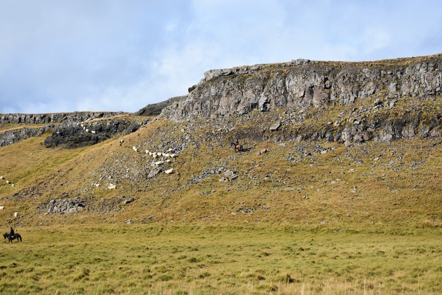 Steile Berge in Südisland.