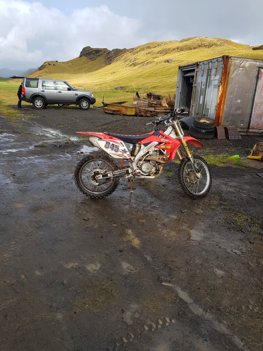 Motorcrossbike auf isländischer Schafsfarm.