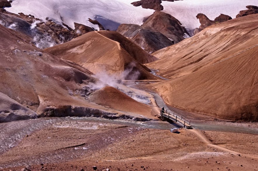 Горы Ландманналёйгар (Ландманналаугар) в высокогорной Исландии Горы Ландманналёйгар (Ландманналаугар) в высокогорной Исландии