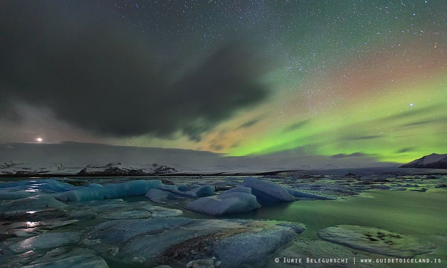 L'aurora boreale danza sopra la laguna glaciale di Jokulsarlon.