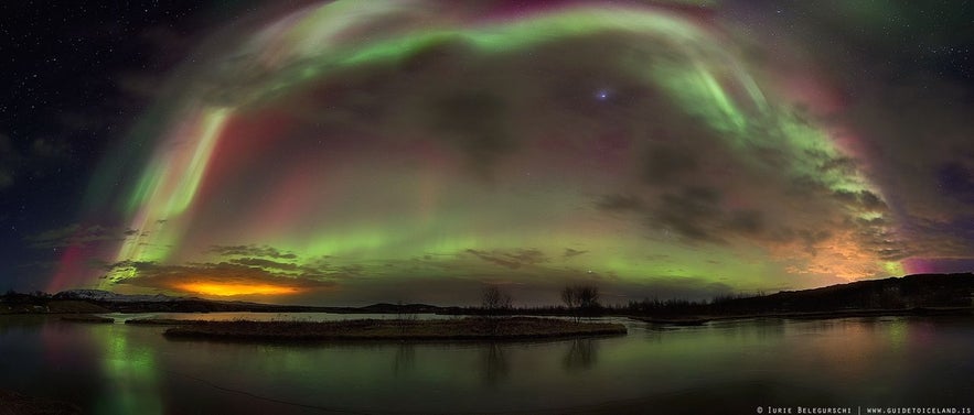 Qui vediamo un tipo molto diverso di formazione dell’aurora boreale.