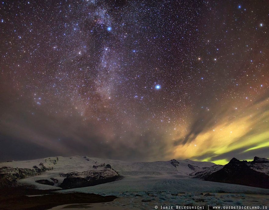 Con la fotocamera giusta e un cielo limpido, puoi immortalare la Via Lattea insieme all'Aurora.