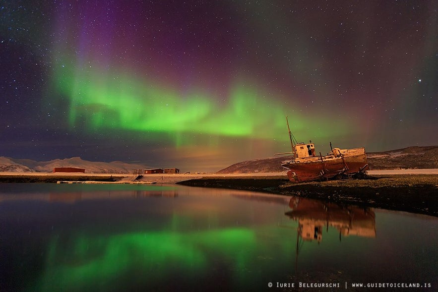 L'aurora boreale nei desolati fiordi occidentali, il terreno più antico dell'Islanda.