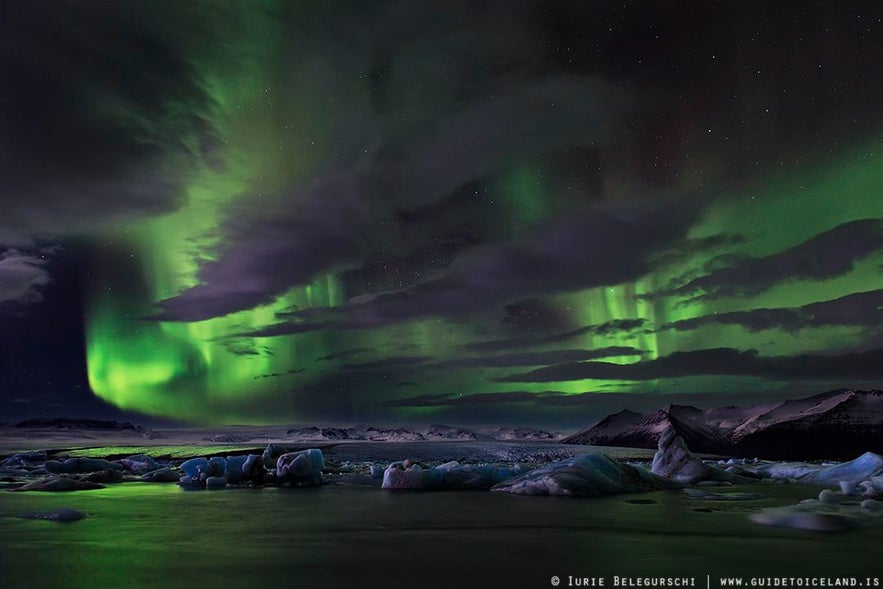 Si capturas las auroras a través de las nubes, la toma resulta aún más especial y con más capas.